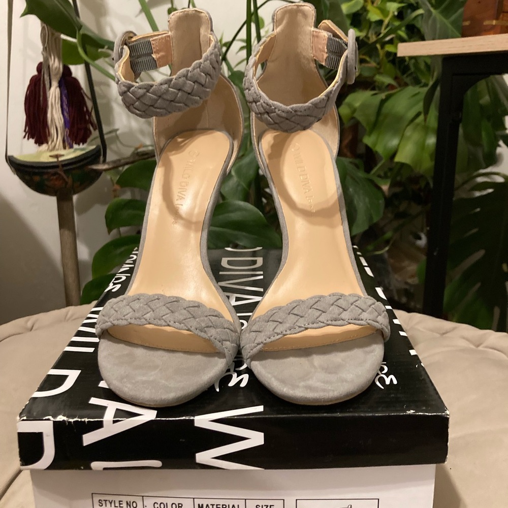 Wild Diva size 7 pre-loved in excellent condition w/box